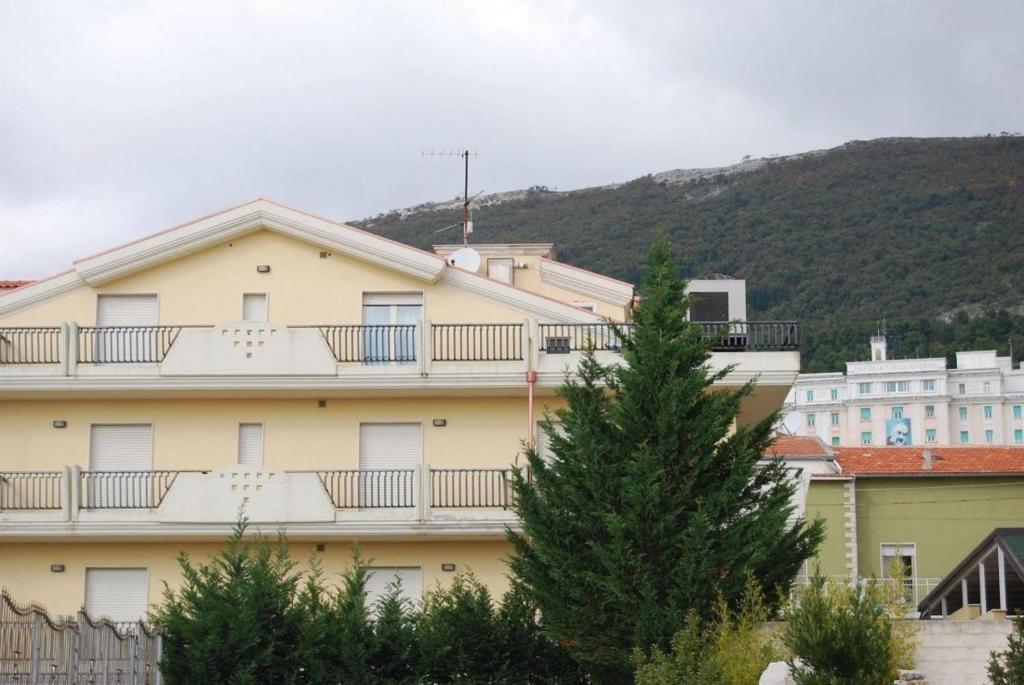 圣乔瓦尼·罗通多Hotel Il Chierichetto的黄色的建筑,上面设有阳台