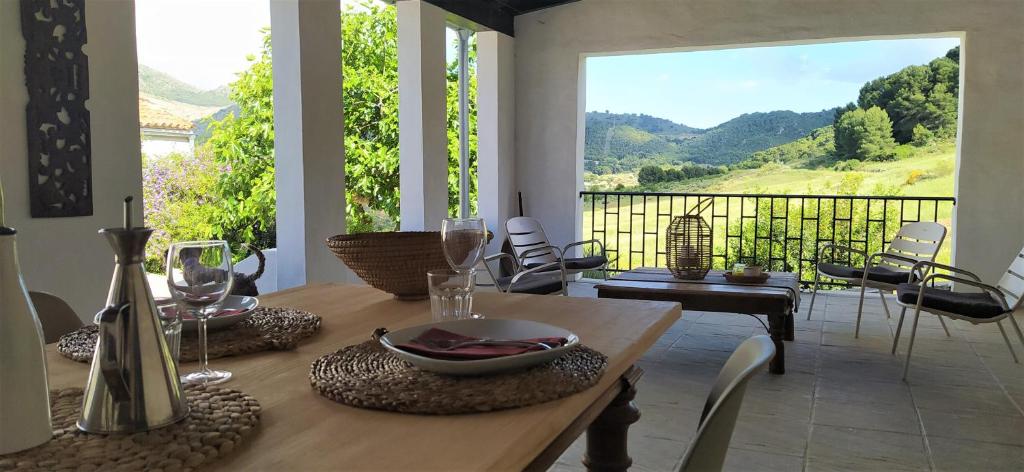 Yunquera芬卡拉斯莫雷纳斯乡村民宿的一间享有美景的带桌子的用餐室