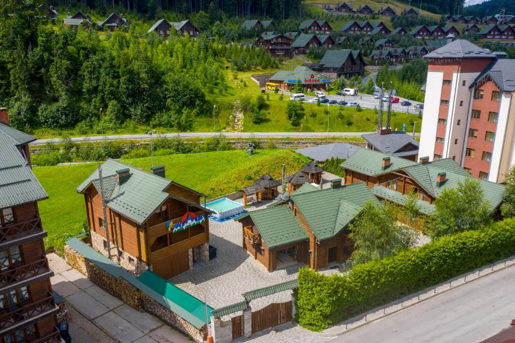 布克维Mini Hotel Laplandiya的享有绿色屋顶房屋的空中景致