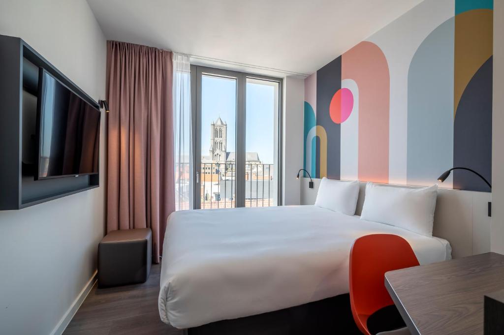 根特B&B HOTEL Gent Centrum的一间设有大床和窗户的酒店客房