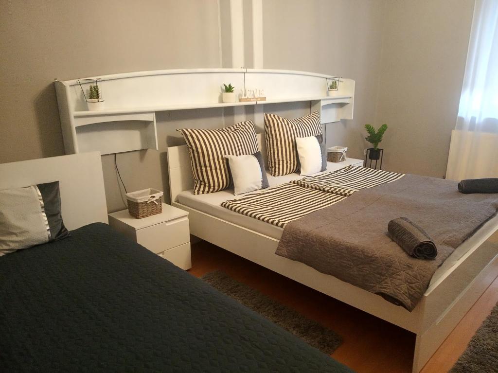 沙托劳尔尧乌伊海伊Kaland vendégház的一间卧室配有一张大床和一张沙发