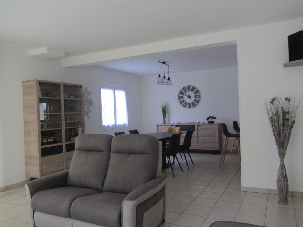 东维尔莱班La Villa Marina的客厅配有沙发和桌子