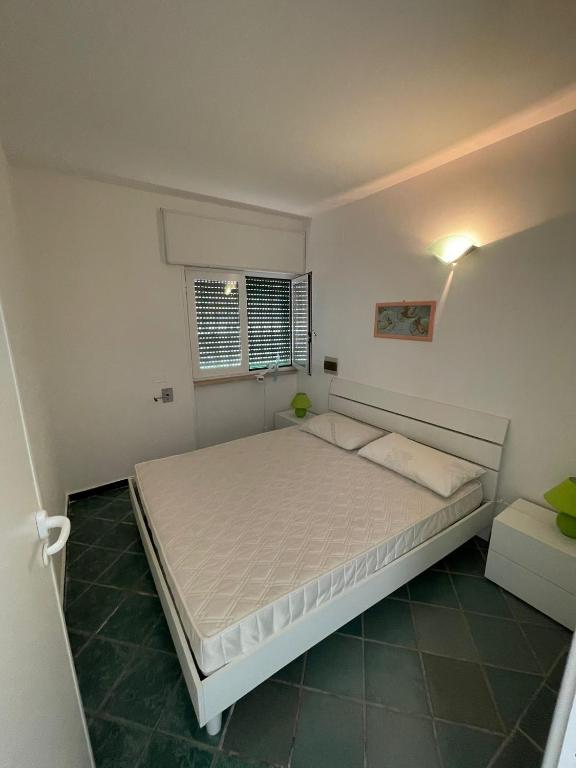 托雷苏达la seconda casa d'Amare的一间卧室设有一张大床和一个窗户。