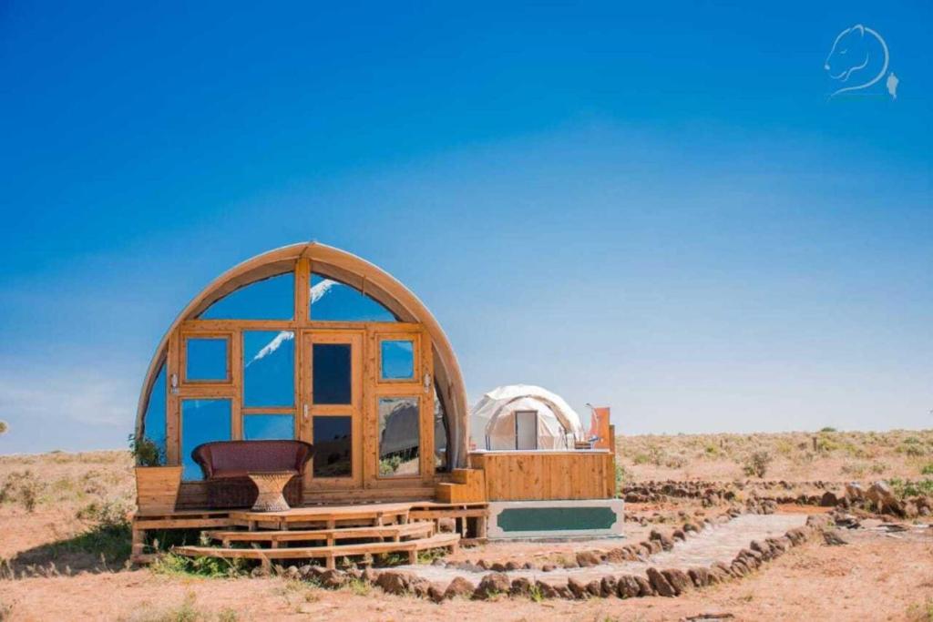 安博塞利Amanya King Lion 1-Bed Wigwam in Amboseli的沙漠中的一个小凉亭