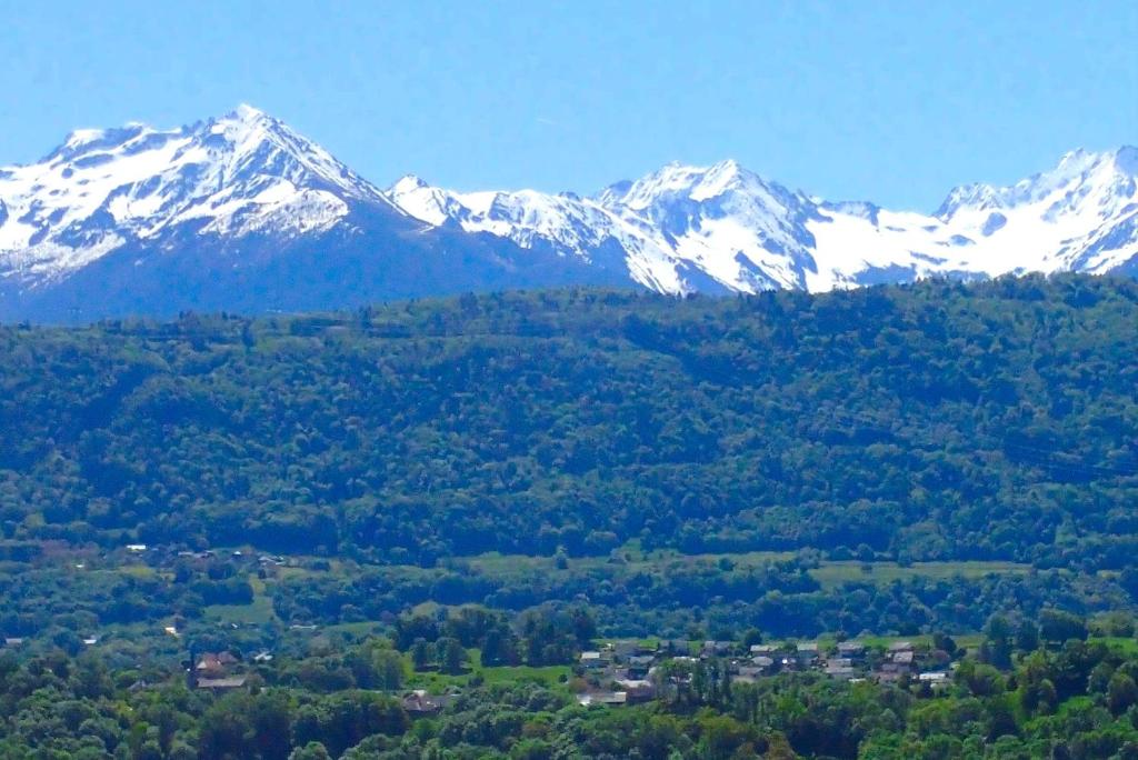 蒙梅利扬Le Belvédère : chambres et table d'hôtes的山间山脉,底下是白雪覆盖的山脉