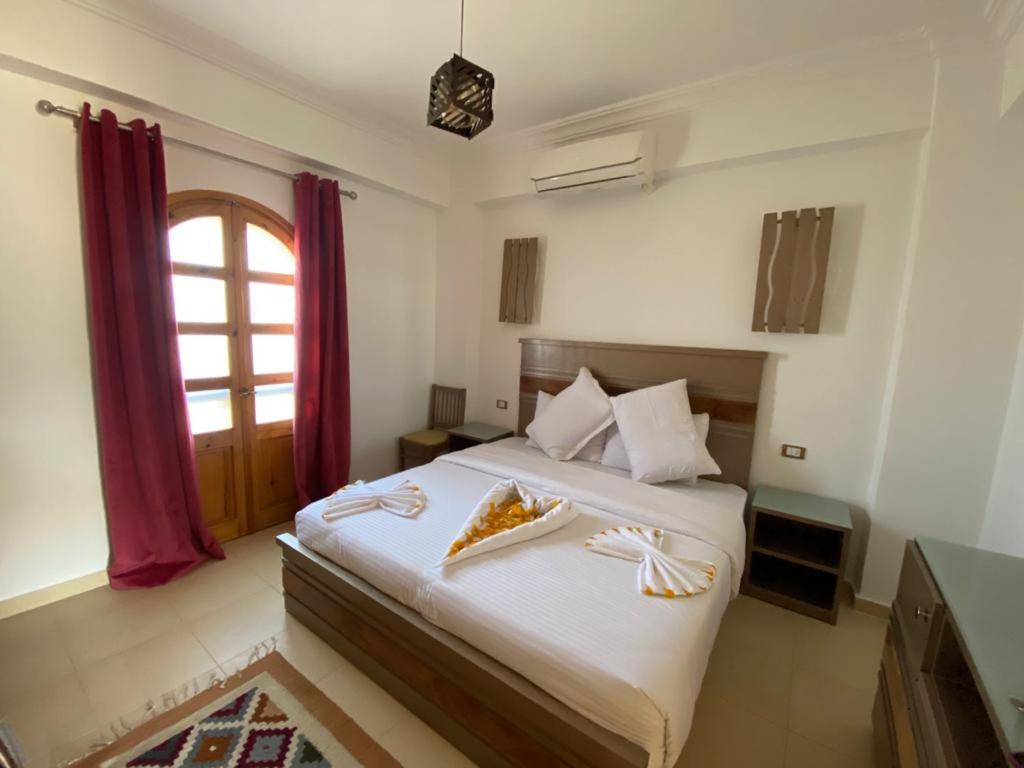 达哈布Villa 22的一间卧室设有一张大床和窗户