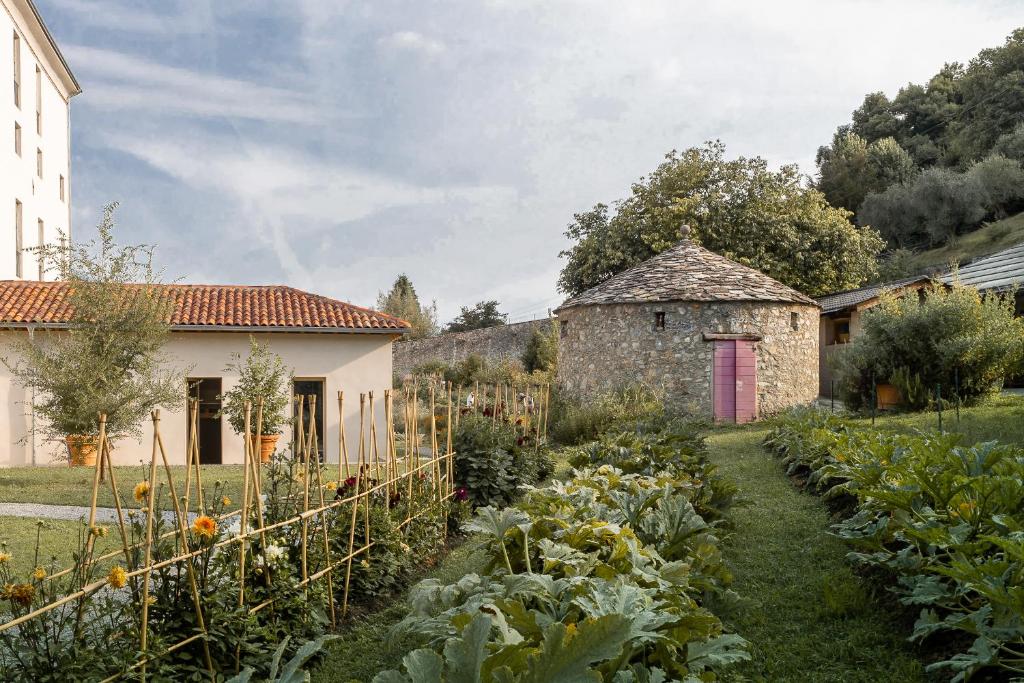 贝拉吉奥Agriturismo La Derta的建筑物前的菜园