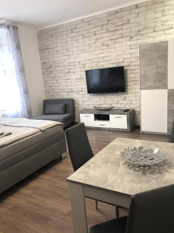 卡罗维发利Apartman Hanna的客厅配有沙发和桌子
