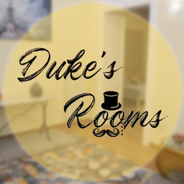塔兰托Duke's Rooms的上面帽子上写着果汁的标志