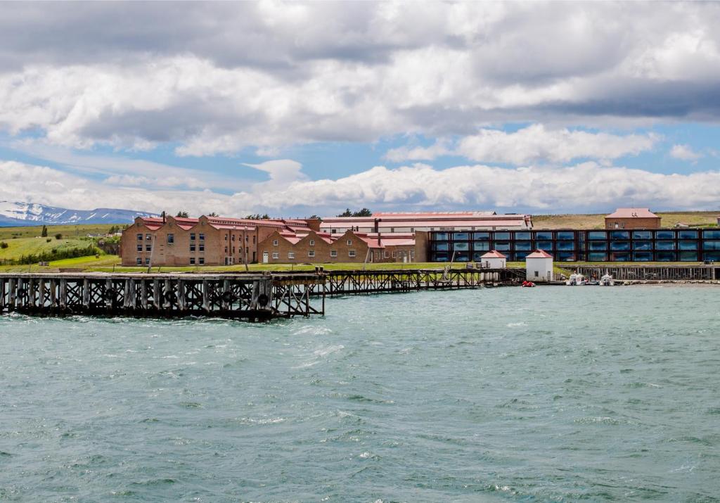 纳塔列斯港辛格勒巴塔哥尼亚酒店的水体上建筑物前面的码头