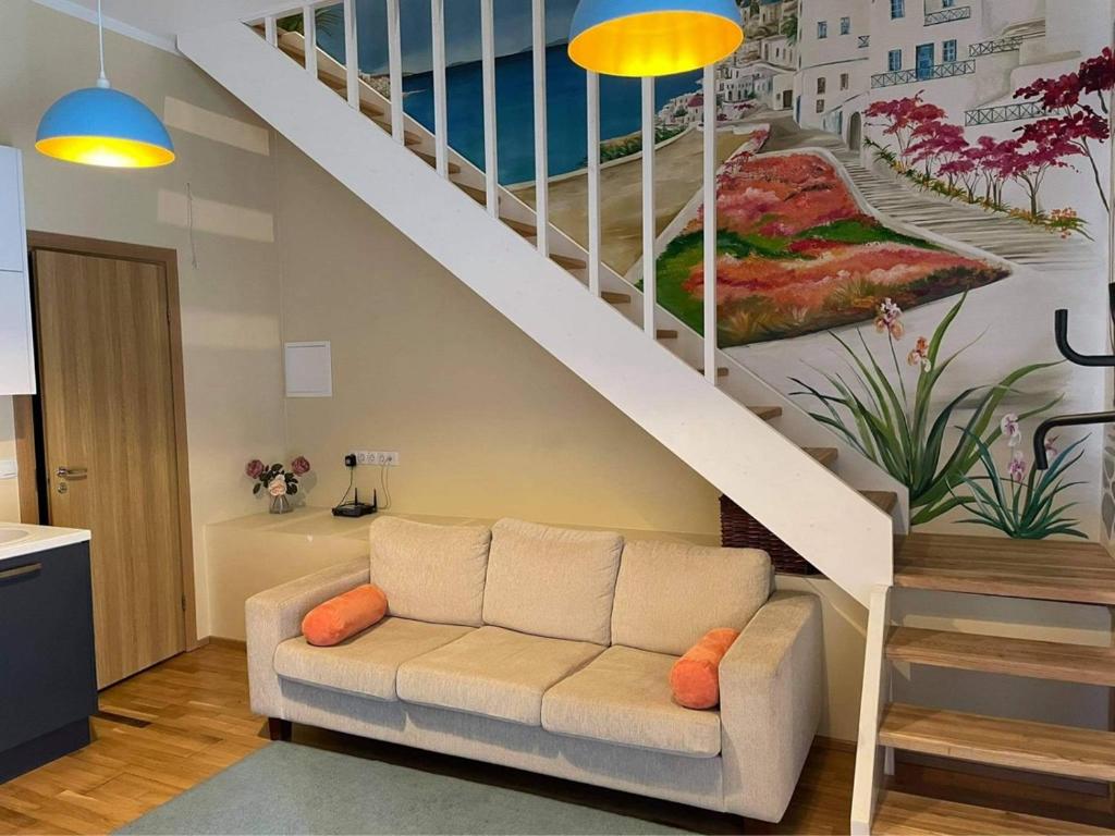 派尔努Kuninga Old Town Resident的带沙发和楼梯的客厅