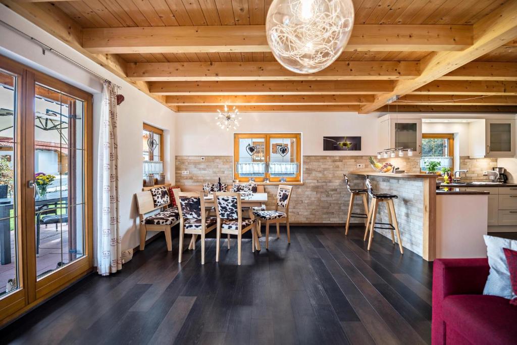 莱希布鲁克Casa Romantica的厨房以及带桌椅的用餐室。