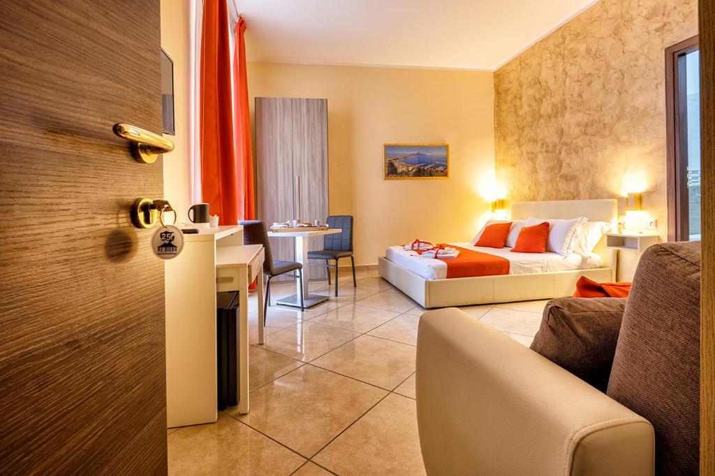 那不勒斯Re Diego的酒店客房设有床和客厅。