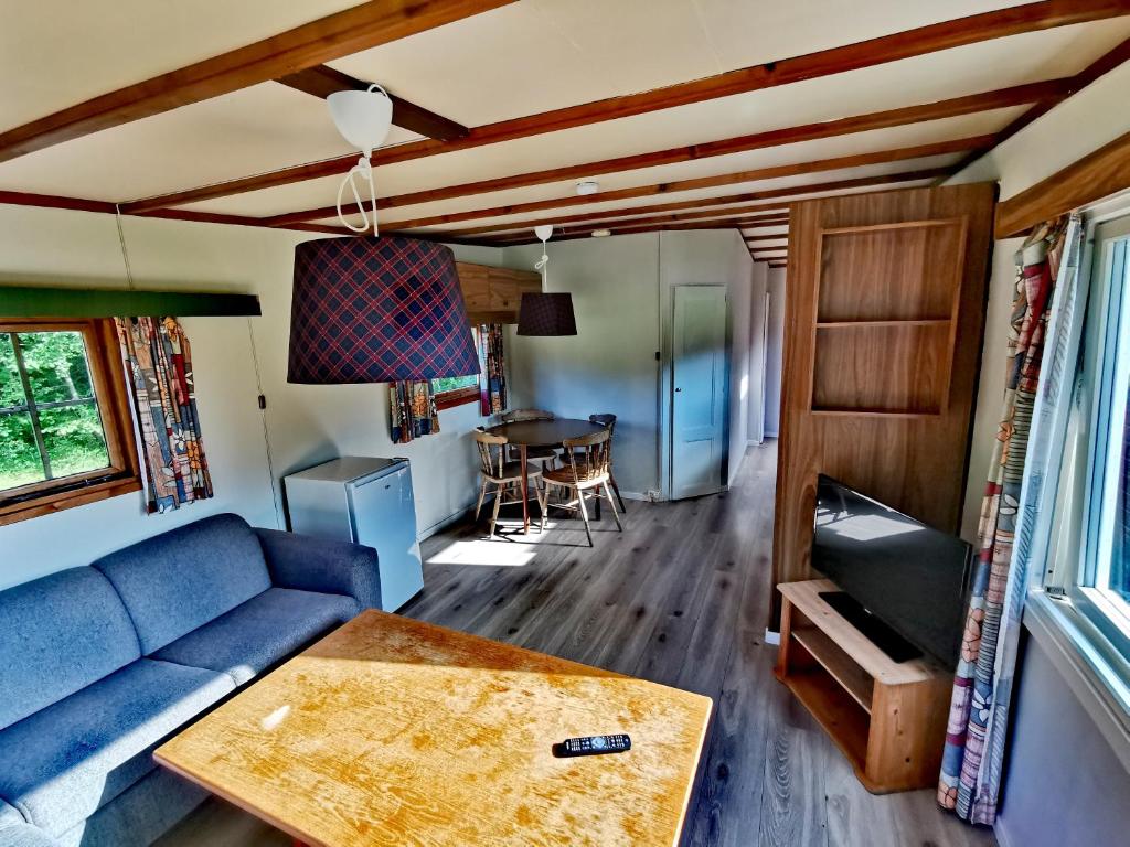 SurnadalSurnadal Camping Brekkøya的客厅配有沙发和桌子