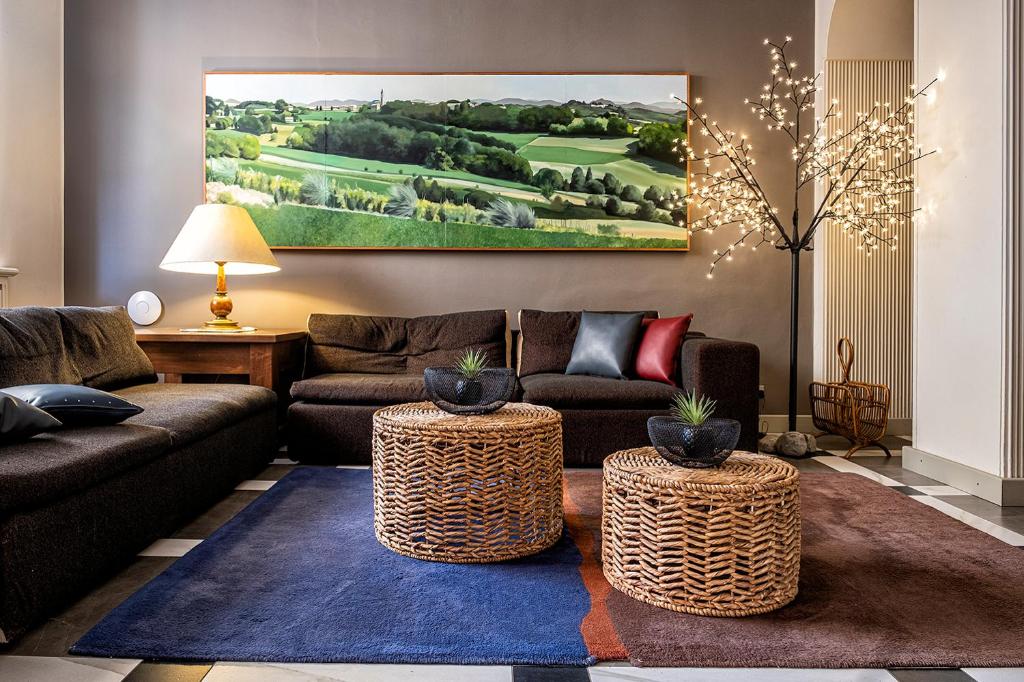 托尔托纳Albergo Cerchi的客厅配有两张沙发和两张桌子