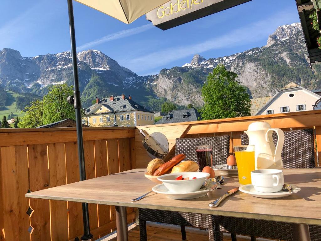 阿布特瑙戈登内尔斯特恩酒店的山景阳台上的餐桌和一碗食物