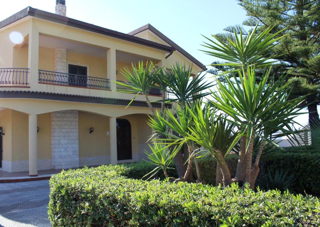 普尔萨诺Villa Bice的前面有棕榈树的房子