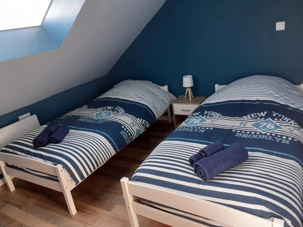勒特雷波尔Villa 27的蓝色墙壁客房中的两张单人床