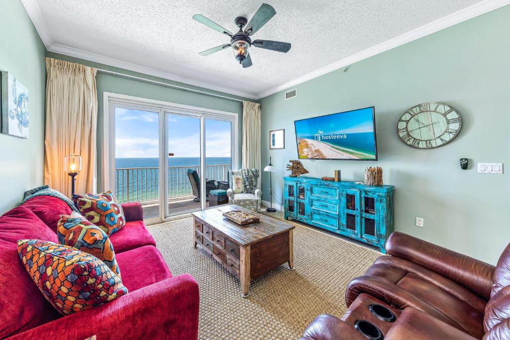 佩尔迪多基Windemere Beachfront Condo 1503的客厅配有红色沙发和电视