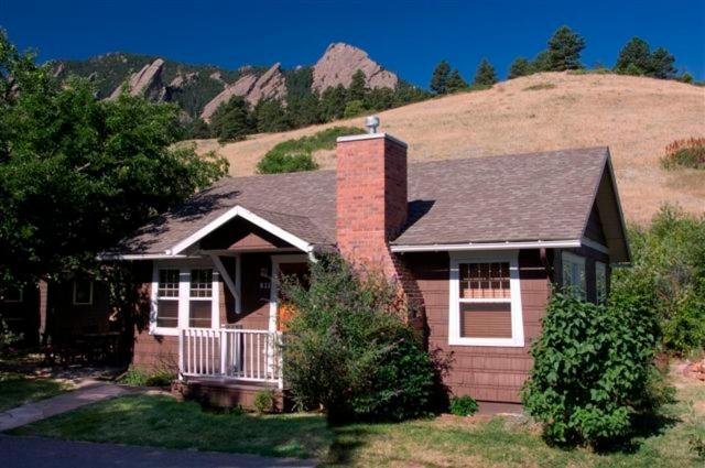 博尔德科罗拉多州肖托夸小屋酒店的一座小房子,后面有一座小山
