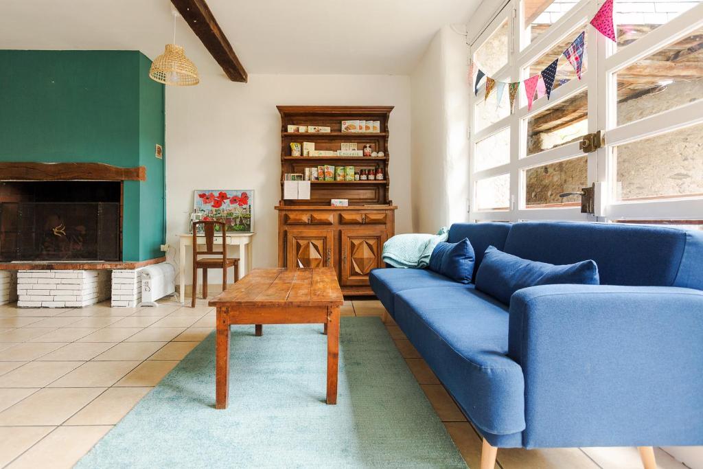 HuosGite Tilia的客厅配有蓝色的沙发和桌子