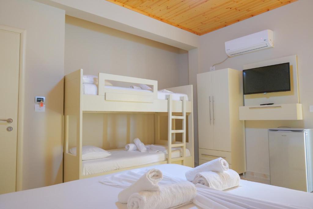 卡萨米尔Vila Balani的客房设有两张双层床和电视。