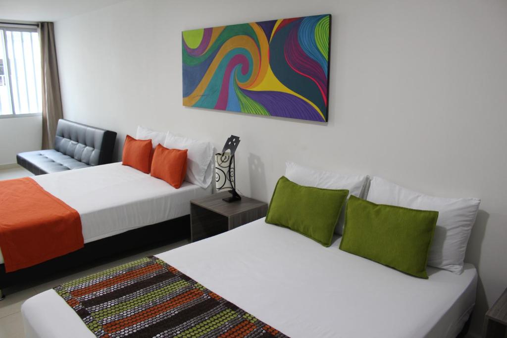 佩雷拉Hotel Pereira 421的一间设有两张床的客房,墙上挂着一幅画
