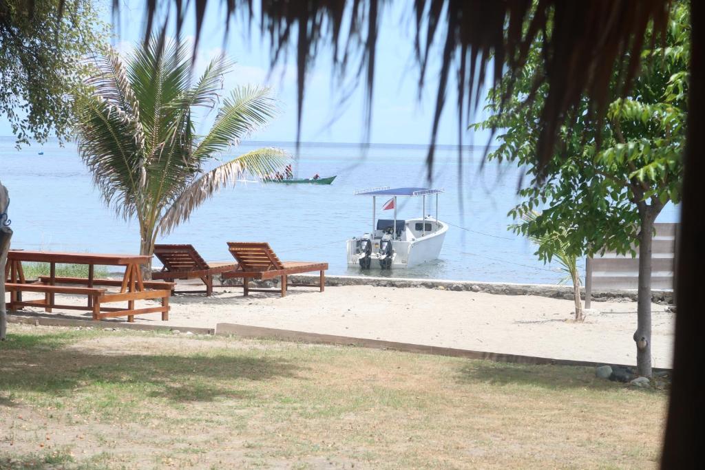 Beloi阿陶罗潜水度假村的海滩上长凳的船上