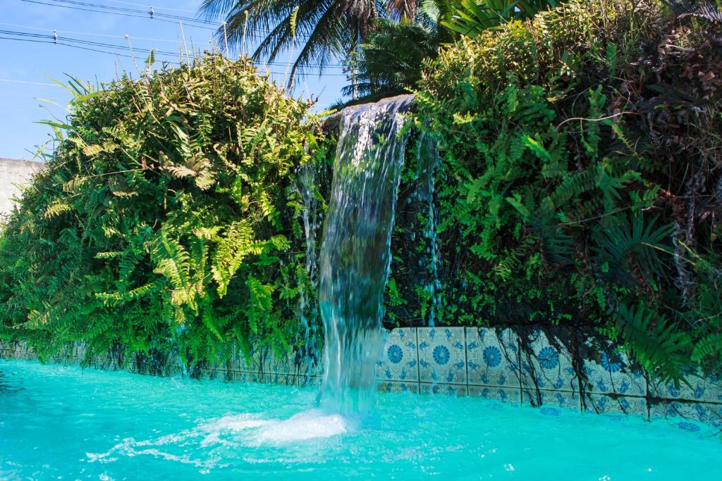 瓜拉派瑞格拉帕萨达酒店的游泳池里的喷泉