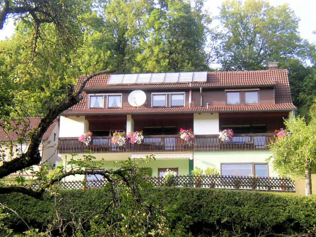 EgloffsteinGaestehaus Grau的一座带鲜花阳台的建筑