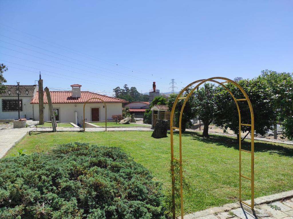 韦尔迪镇Quinta do Gestal - Soutelo的一座带房子的院子中的金门