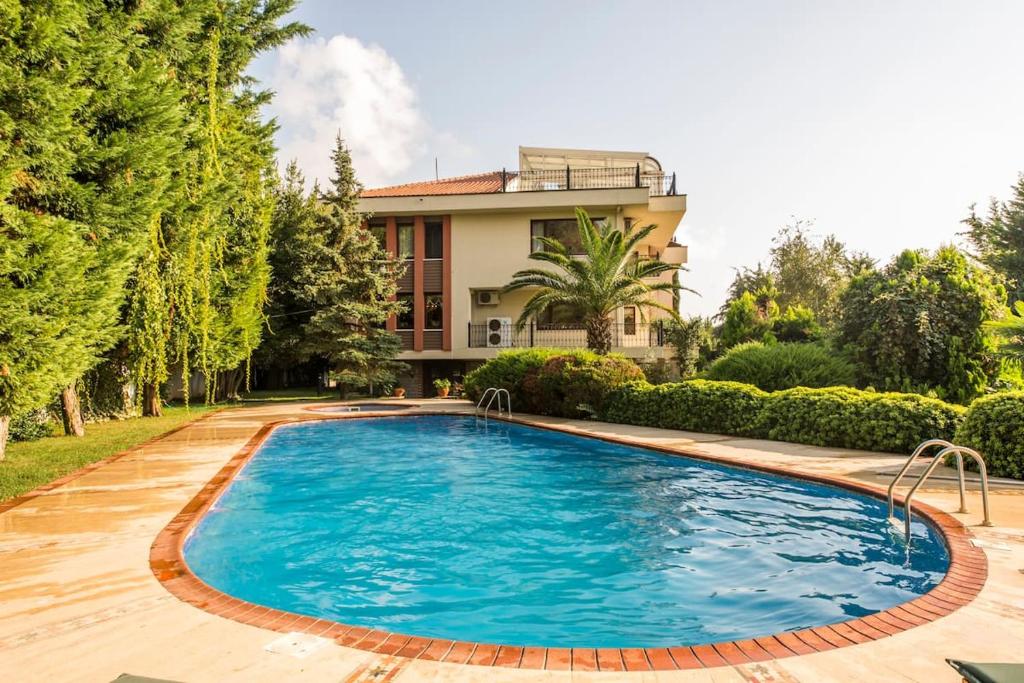 伊斯坦布尔Villa Bosphorus的房屋前的游泳池