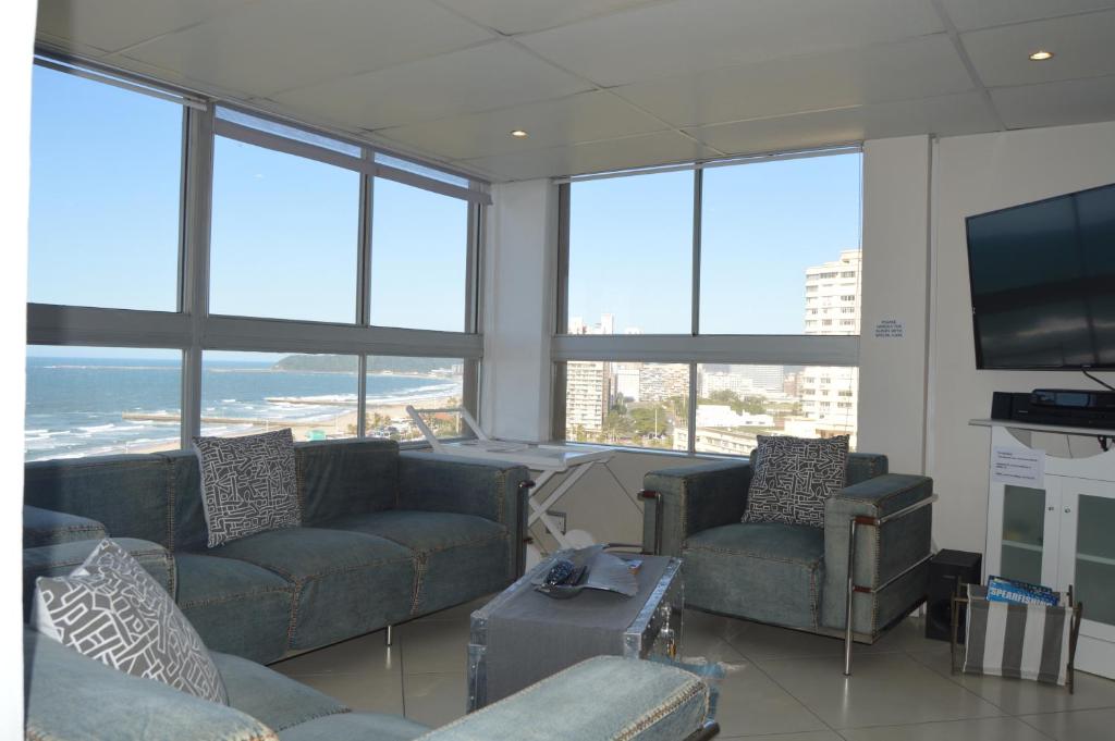 德班Accommodation Front - Classy 4 Sleeper with Ocean Views的带沙发和平面电视的客厅