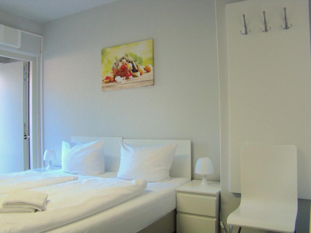 柏林BNB Potsdamer Platz - Rooms & Apartments的卧室配有一张白色床,墙上挂着一幅画