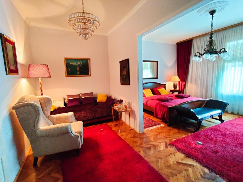 萨格勒布2 on seven的一间卧室配有一张床和红色地毯