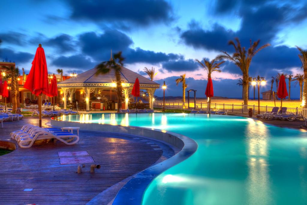 波尔图玛特鲁海滩度假酒店内部或周边的泳池