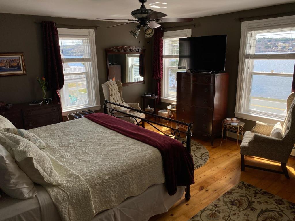 East LaHaveToba's Bed & Breakfast的一间卧室配有一张床和一台平面电视