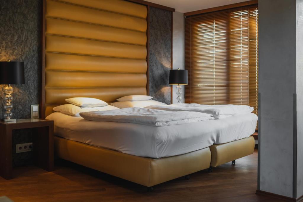 慕尼黑Yours Truly的一间卧室配有一张大床和木制床头板