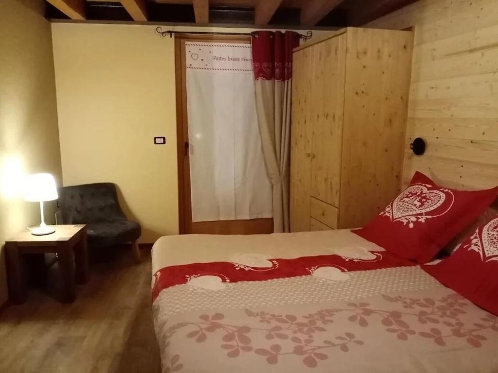 拉特乌伊莱Casa vacanza il Granaio的一间卧室,卧室内配有一张床和一把椅子