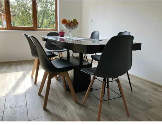 上维谢乌Casa Cerbului的餐桌、四把椅子、一张桌子和一张桌子