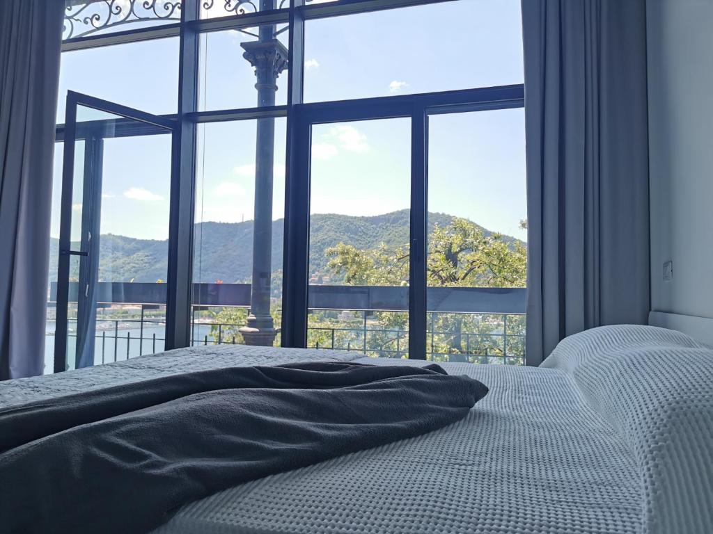 科莫Veranda lake view的一间卧室设有一张床和一个大窗户