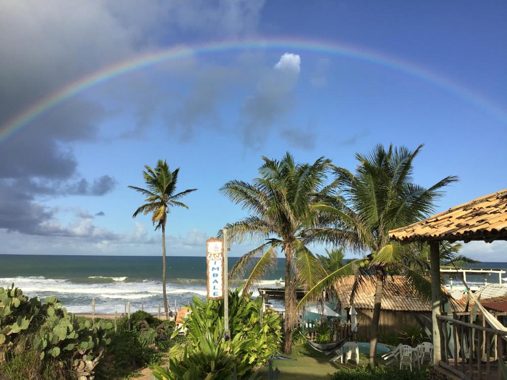 因巴塞Casa ImBale的棕榈树和海洋海滩上的彩虹