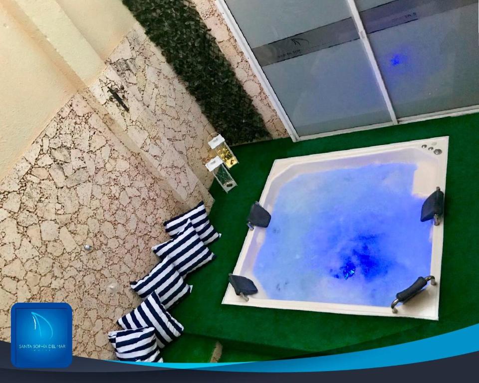 圣玛尔塔Santa Sophia Del Mar B&B hotel的享有带两把椅子的游泳池的顶部景致
