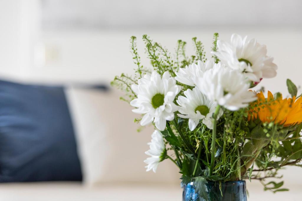罗瓦涅米Tuomas´ luxurious suites, Rakka的花瓶,上面有白色的花朵