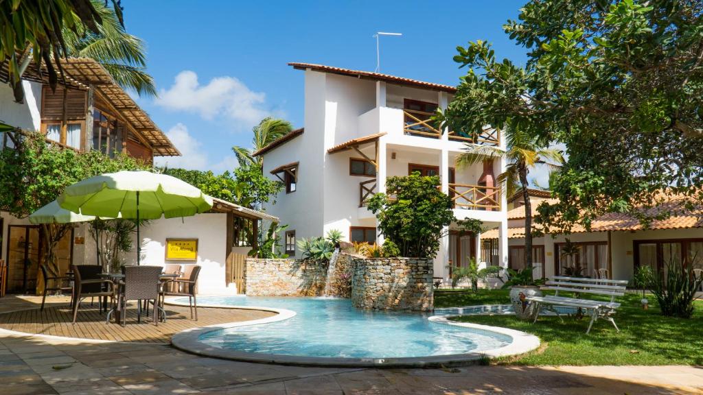 皮帕维拉达莱马旅馆的一座带游泳池和房子的别墅