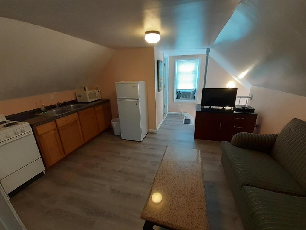 Atlantic Breeze Motel &amp; Apartments的厨房或小厨房