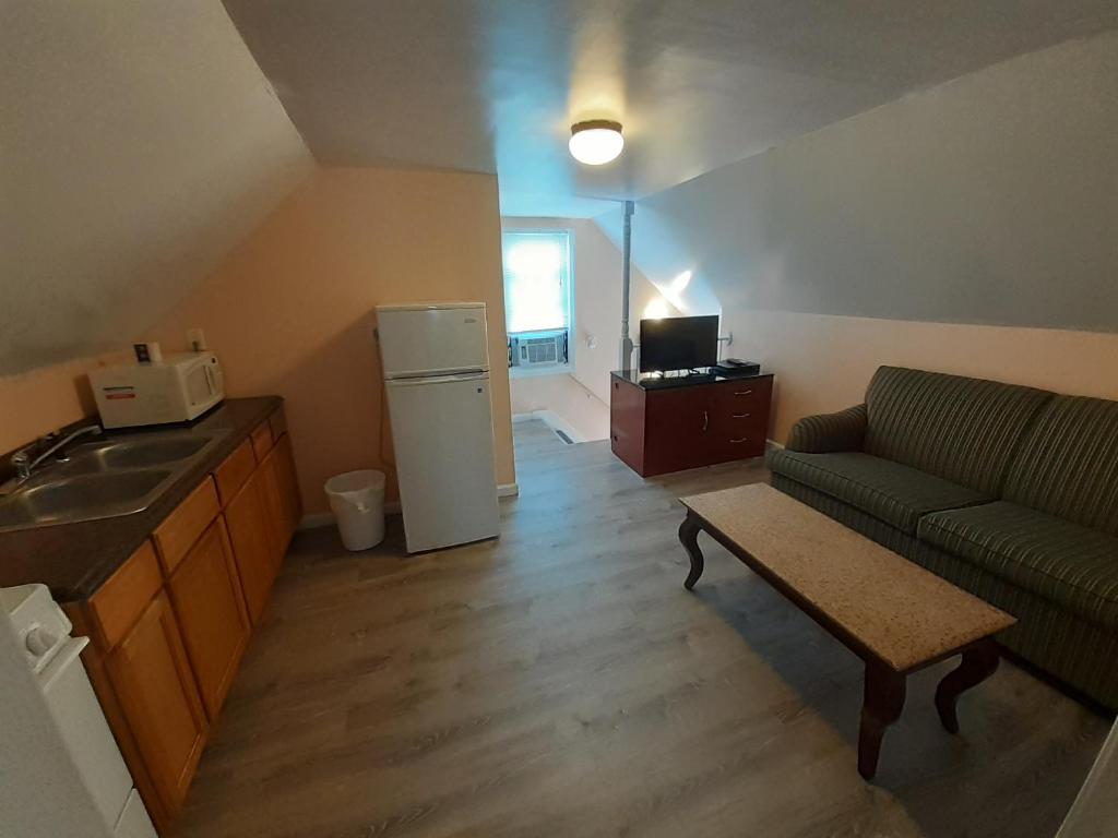 Atlantic Breeze Motel &amp; Apartments的厨房或小厨房
