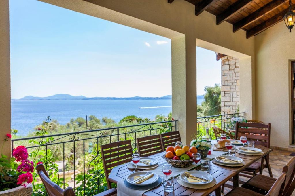 尼萨基奥Villa Irini Nissaki Corfu Beach Villa的海景阳台上的桌子