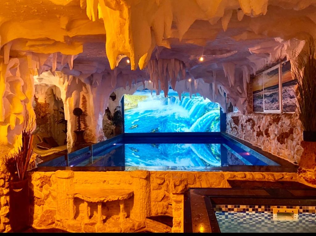 贝尔格莱德巴里斗兽场酒店的一座位于酒店冰洞的室内游泳池