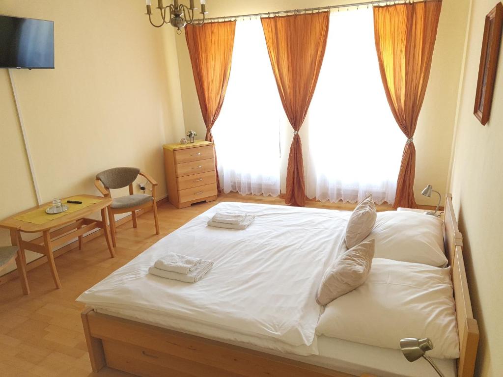 TvarožnáAndrišov dom penzion的一间卧室配有一张床、一张书桌和一个窗户。